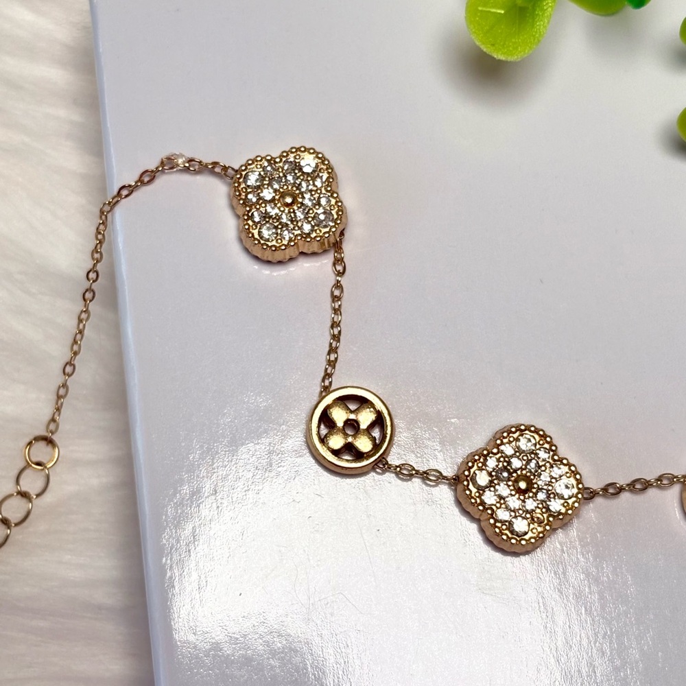 Gold Plated Clover Bracelet With Cluster Stones - Picture 5 of 9